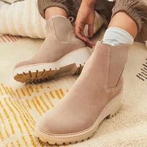 Dolce Vita Haddie Wedge Lug Sole Boot Taupe Tan Brown Suede Size 6 EUC